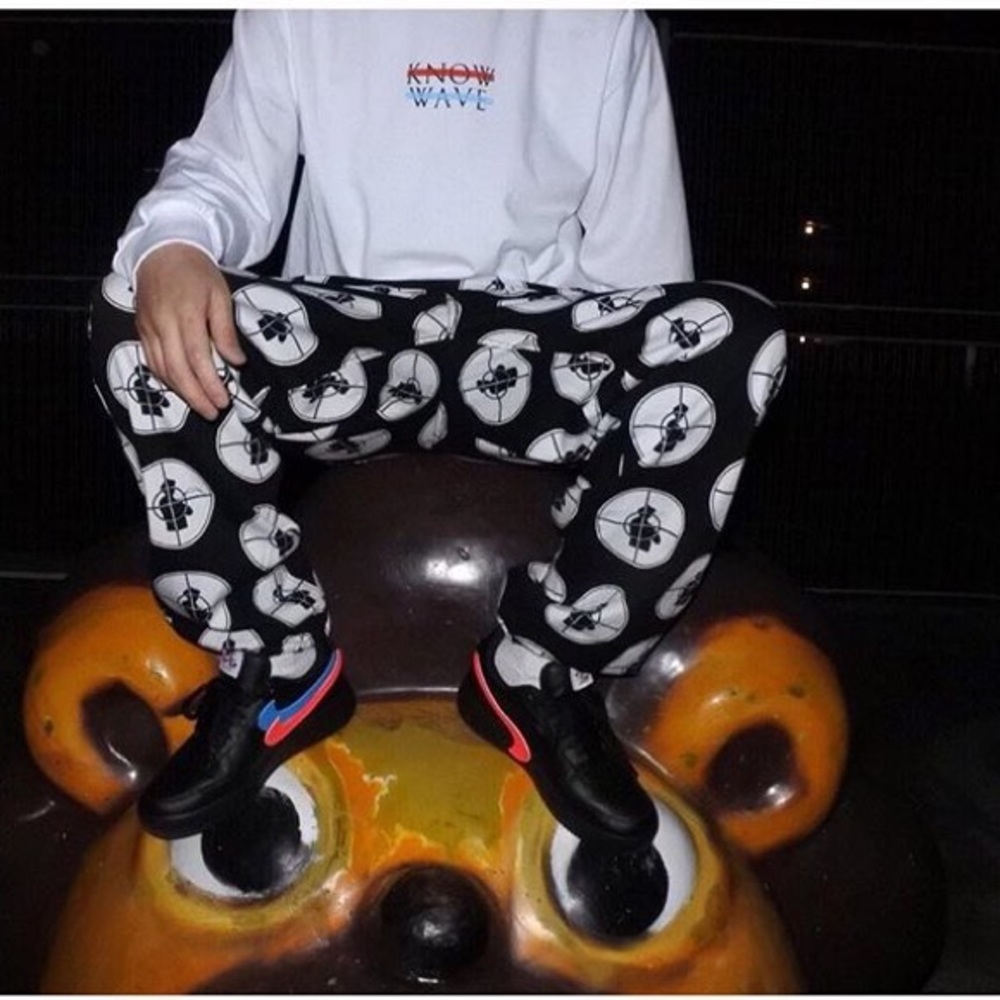 Know Wave Sz M sweatshirt